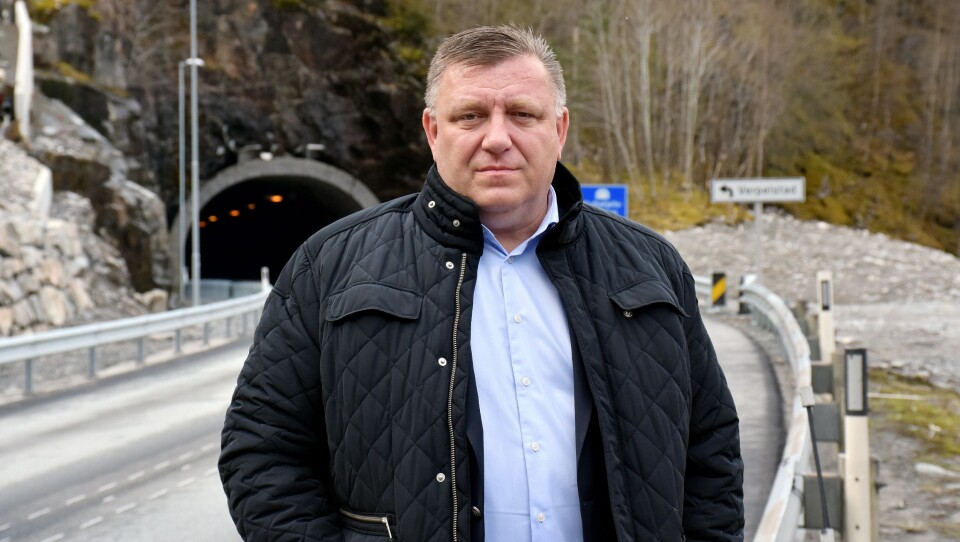 Geir A. Mo, adm. direktør i Norges Lastebileier-Forbund (NLF): - For oss er det transport som gjelder, og at våre medlemmer leverer de beste transportløsningene, noe som i de aller, aller fleste tilfeller involverer en lastebil. Men vi har også medlemsbedrifter som bruker varebiler, tog, fly og båt, sier «lastebilgeneralen» som også understreker at NLF arbeider beinhardt for å sikre gode vilkår for transportnæringen. – Vi skal levere konkurransedyktige norske transporttjenester i en tid med et sterkt økende transportbehov og en stadig sterkere internasjonal konkurranse, understreker Mo. Geir A. Mo, adm. direktør i Norges Lastebileier-Forbund (NLF): - For oss er det transport som gjelder, og at våre medlemmer leverer de beste transportløsningene, noe som i de aller, aller fleste tilfeller involverer en lastebil. Men vi har også medlemsbedrifter som bruker varebiler, tog, fly og båt, sier «lastebilgeneralen» som også understreker at NLF arbeider beinhardt for å sikre gode vilkår for transportnæringen. – Vi skal levere konkurransedyktige norske transporttjenester i en tid med et sterkt økende transportbehov og en stadig sterkere internasjonal konkurranse, understreker Mo.