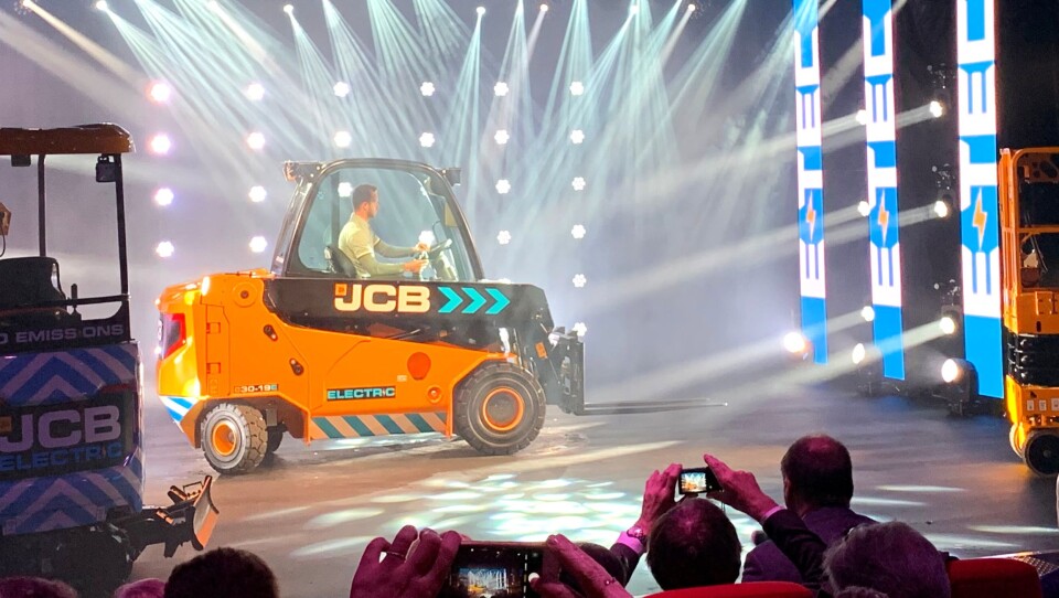 TELETRUK: JCB kommer nå med en elektrisk versjon av Teletruk. Maskinen ble lansert onsdag 5. juni i England, men den har allerede vært på en snarvisitt på et Ramirent-arrangement i Oslo for kort tid siden.