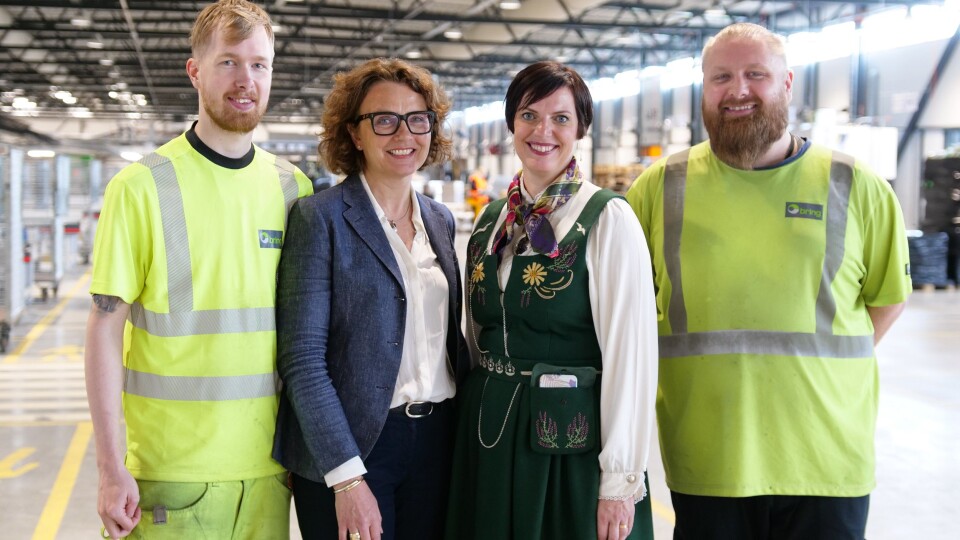 Terminalarbeiderne Kristian (til venstre) og Asbjørn Rasmussen gleder seg til å ta i bruk sin nye arbeidsplass. Her er brødrene sammen med konsernsjef Tone Wille (nummer to fra venstre) og terminalsjef Siri Tansø.