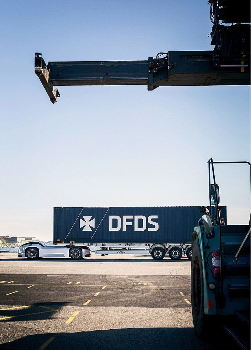 Autonome og elektriske Vera-kjøretøy transporterer containere fra DFDS sitt logistikksenter til en havneterminal i Gøteborg.