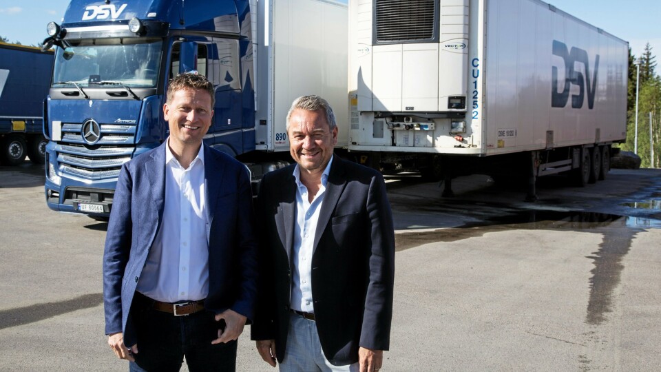 LYSERE TIDER: DSV Road-sjef Rune Berg Stiansen (til venstre) og DSV Solutions-sjef Ulf Erik Kruger Solheim forteller om noen tøffe år, men en god trend. Blant annet investerte DSV i 40 nye lastebiler fra Mercedes-Benz i fjor.