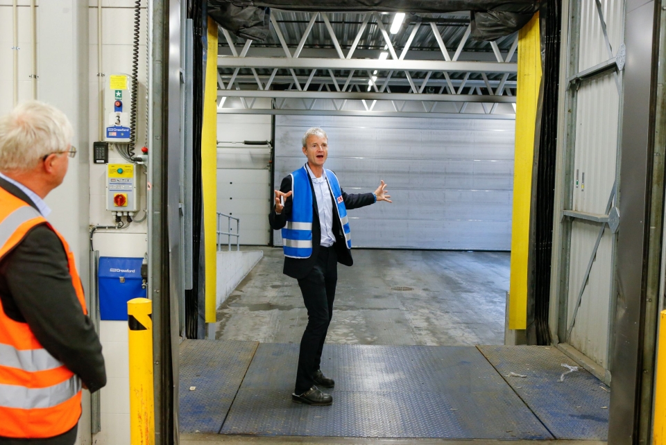 MODERNE: Logistikksjef i FREJA Norge, Joar Bjørndal, forklarer at ingenting overlates til tilfeldighetene ved FREJAs lager på Fjeldbo.