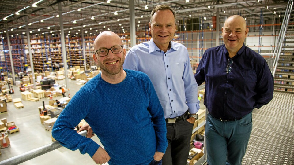 OVERSIKT: Trioen Jostein Remme, Odd Hannestad og Hans Arthur Sandum har full kontroll over vareflyten.