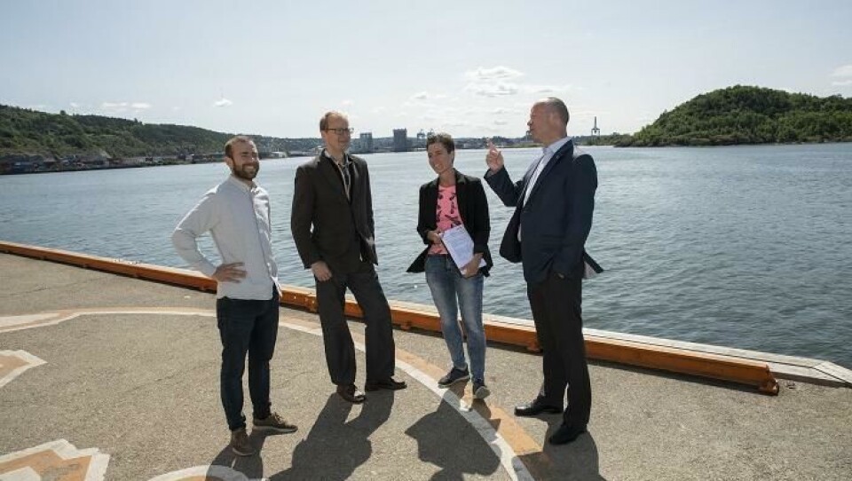 Jens Eirik Hagen, prosjektleder i Oslo Havn, Marius Gjerset, teknologiansvarlig i ZERO, miljøsjef i Oslo Havn Heidi Neilson og havnedirektør Ingvar M. Mathisen samlet på kaia på Vippetangen med Sydhavna i bakgrunnen. Foto: Oslo Havn. Jens Eirik Hagen, prosjektleder i Oslo Havn, Marius Gjerset, teknologiansvarlig i ZERO, miljøsjef i Oslo Havn Heidi Neilson og havnedirektør Ingvar M. Mathisen samlet på kaia på Vippetangen med Sydhavna i bakgrunnen. Foto: Oslo Havn.