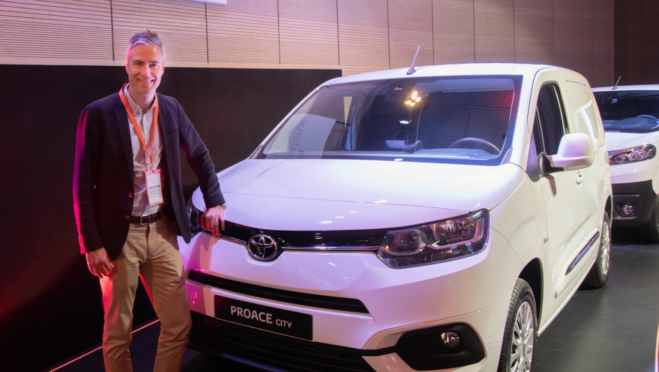 Espen Olsen med Toyotas nye kompakt-varebil, Proace City.