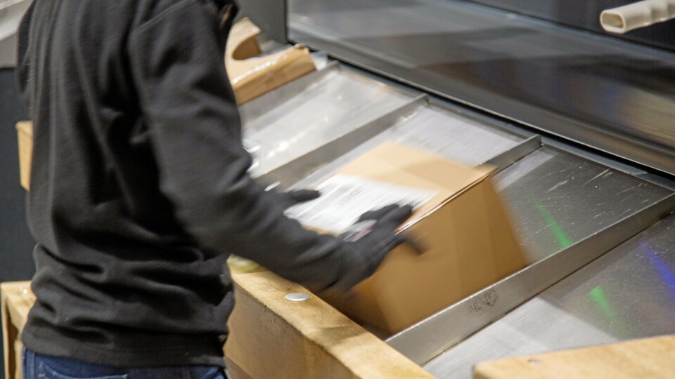 SAMSPILL: Fra det automatiske plukklageret kommer varene til effektive plukkstasjoner.