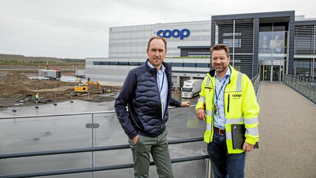 GRAVINGEN I GANG: Logistikkdirektør Roger Nyeng (til venstre) og prosjektleder Arild Brennholm forteller at logistikk-kapasiteten til Coop er sprengt, og at utvidelse av CLog skal rigge Coop for fremtiden.