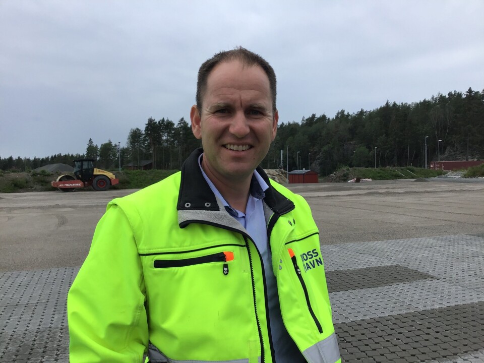Havnesjef Øystein Høsteland Sundby i Moss Havn KF forteller at Innlandshavna nå har 45 mål. Da Moderne Transport var på besøk, ble ny belegningsstein lagt. Foto: Tove Irén Becker