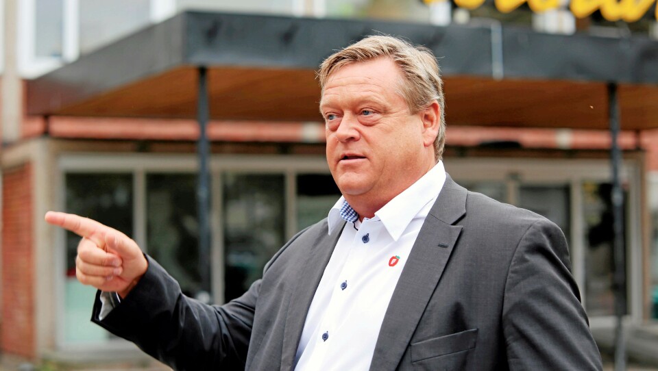 Fiskeriminister Harald T. Nesvik prøver å berolige.