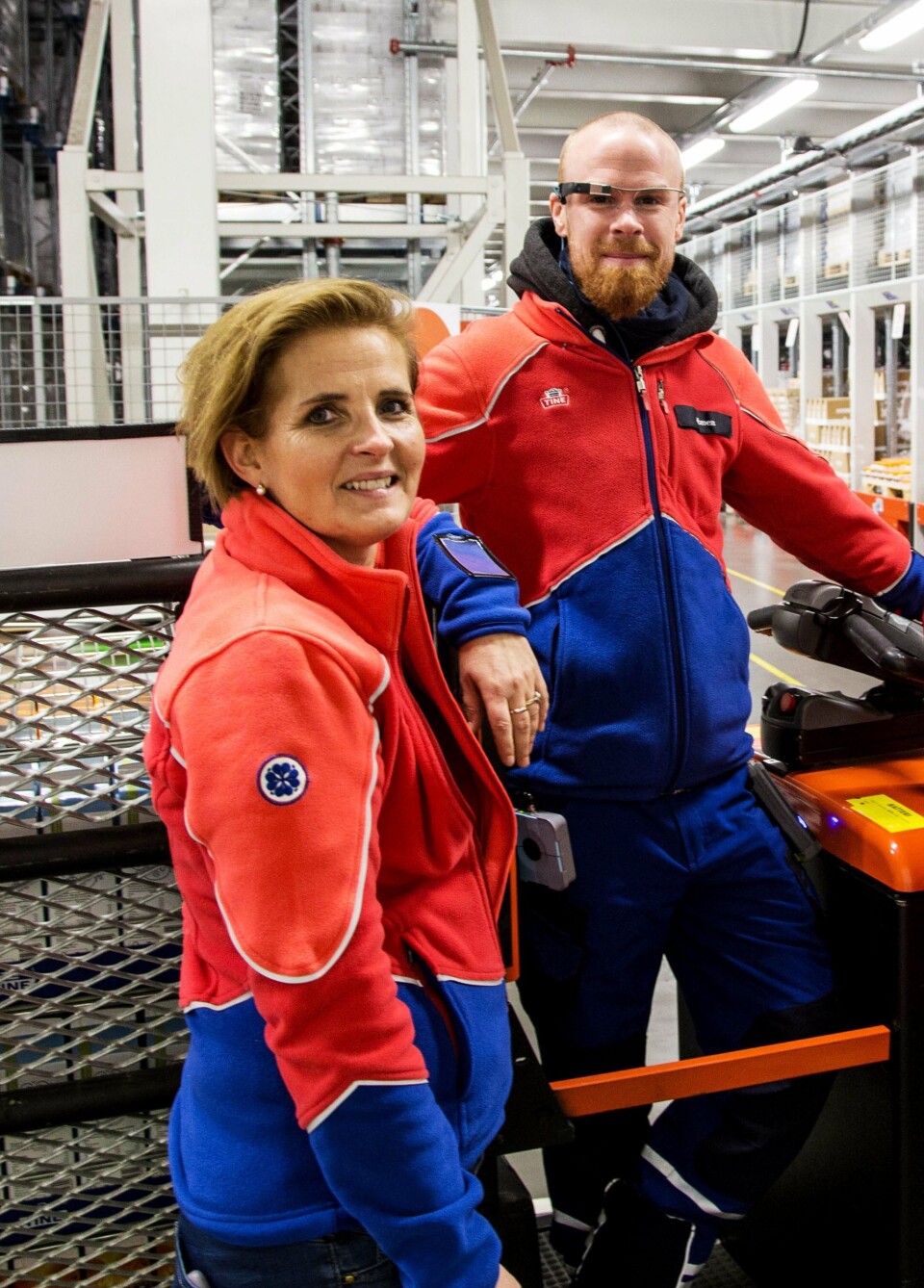 FØLGER UTVIKLINGEN: Direktør lagerdrift i Tine, Vibeke Amundsen, mener brillesystemet er litt for kostbart - foreløpig. Her sammen med lagerarbeideren Simen Haugland.