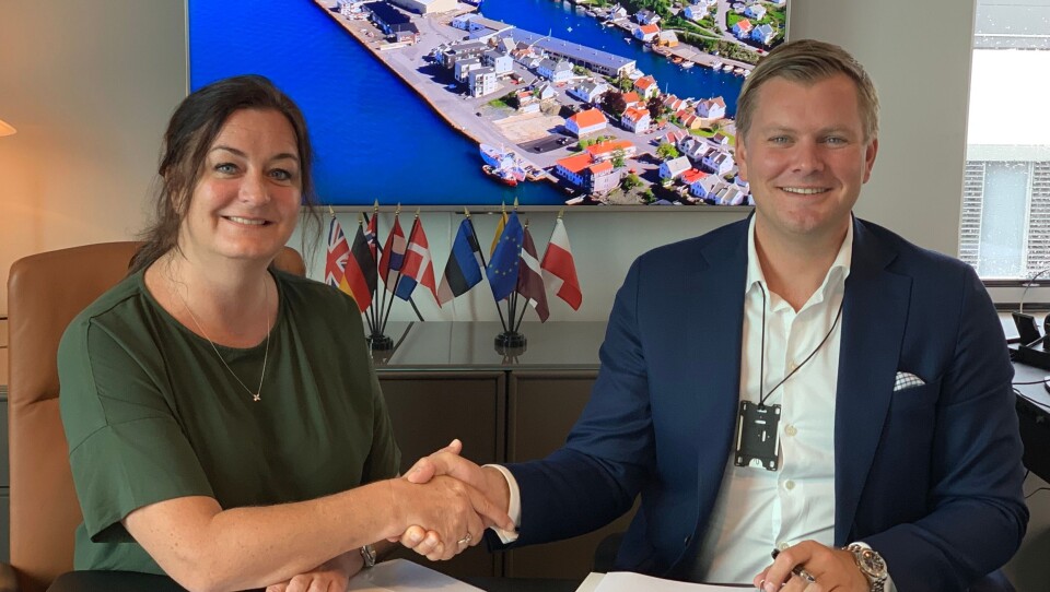 Ann Helen Hystad i Karmsund Maritime Group AS og havnedirektør Tore Gautesen i Karmsund Havn. Foto: Karmsund Havn.