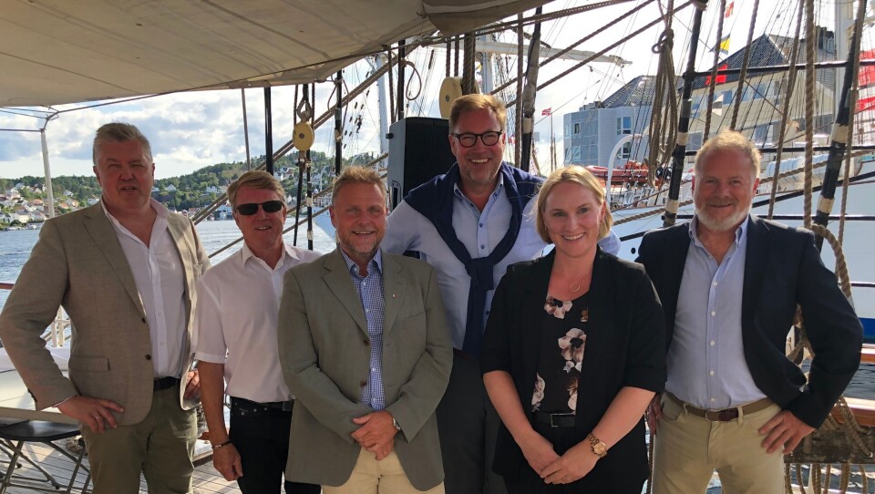 Fornøyd gjeng etter vel gjennomført seminar. f.v Tore Woll (Energigass Norge), Oskar Grimstad (Kystrederiene), Tor Arne Borge (Kystrederiene), Finn Arne Rognstad (Kongsberg Maritime), Marita Bjørke Hollekve (Sparebanken Vest) og Leiv Arne Marhaug (Energigass Norge). Foto: Kenneth Erdal/Kystrederiene.