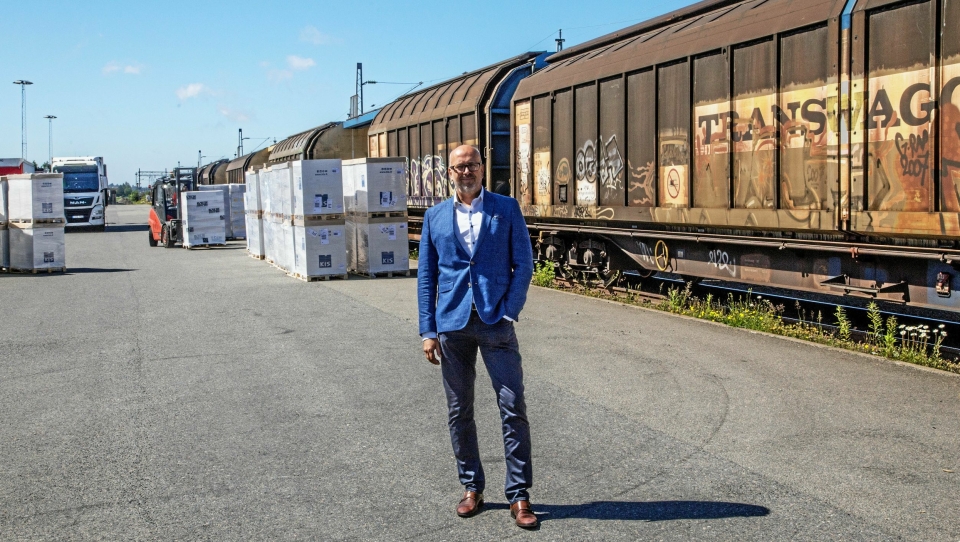 GRUNN TIL Å SMILE: Salgsdirektør Bent Arild Hære i ColiCare forteller at toget fra Italia til Norge er populært blant kundene.