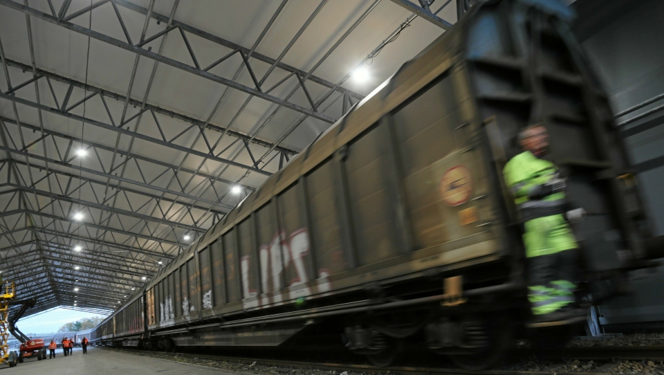 MANDAG MORGEN: Det tar to dager før toget fra Parma ruller inn i hallen på Rolvsøy. Foto: Jappe Eriksson