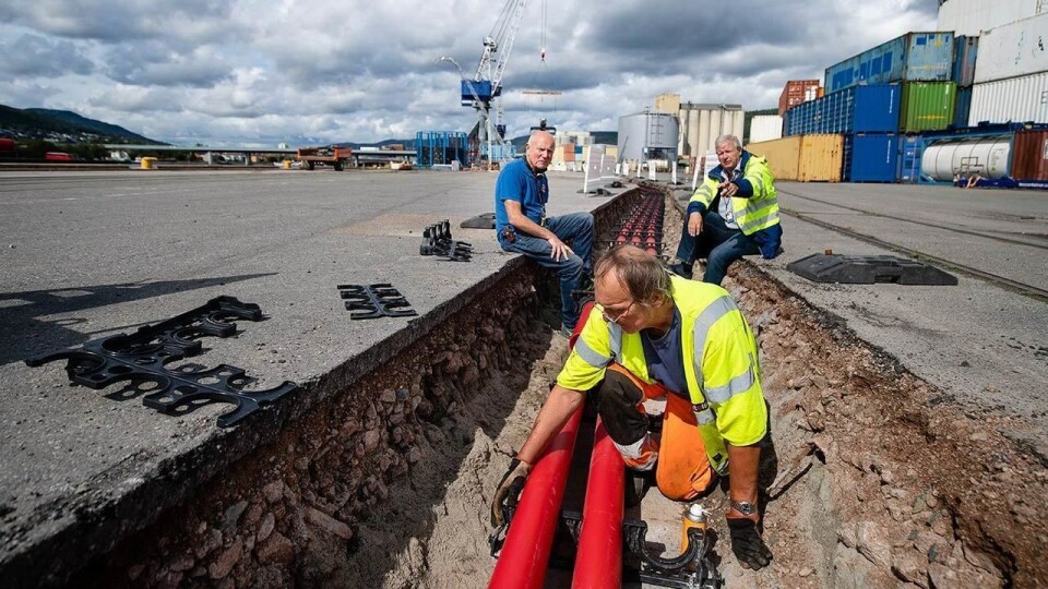 Knut Skagenæs (foran) og Ivar Tanum i Ivar Tanum Entreprenør AS legger 4.500 meter rør på Holmen. Havnes tekniske sjef, Jarle N. Hansen (t.h.) opplyser at anlegget vil stå klart ved årsskiftet. Foto: Drammen Havn/Torbjørn Tandberg.