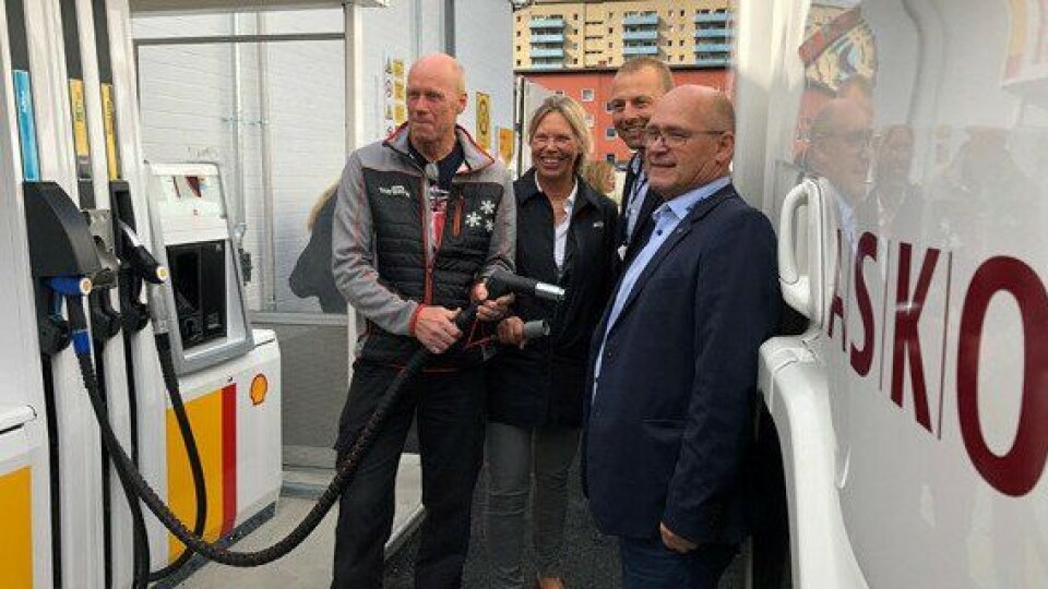 Fylling av tanken under lanseringen av etanoldiesel RED95 på Shell Grorud i fjor. Fra venstre: sjåfør Vidar Fagersand, salgsdirektør for bedriftsmarkedet i St1 Anniken Heder, logistikksjef i ASKO Marius Råsstad og John Lauvstad i Scania.