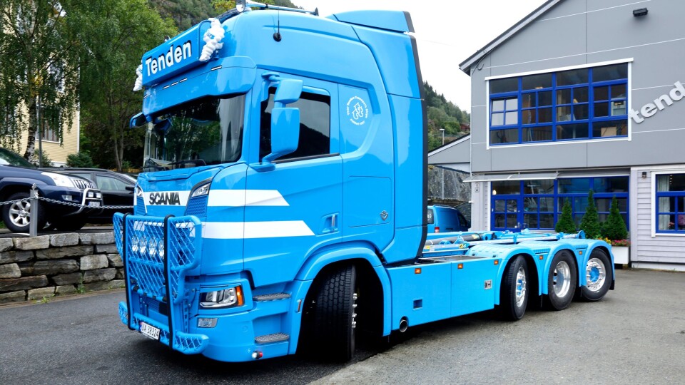 Den nye Scania-en har en drivende aksel og sving på de tre andre.