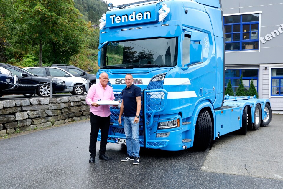 Det ble markering med kake da den nye Scania-en kom til Thor Tenden Transport i Stryn den midterste helgen i september. Fra venstre: Daglig leder Rolf Olav Tenden og sjåfør Vidar Wangen.