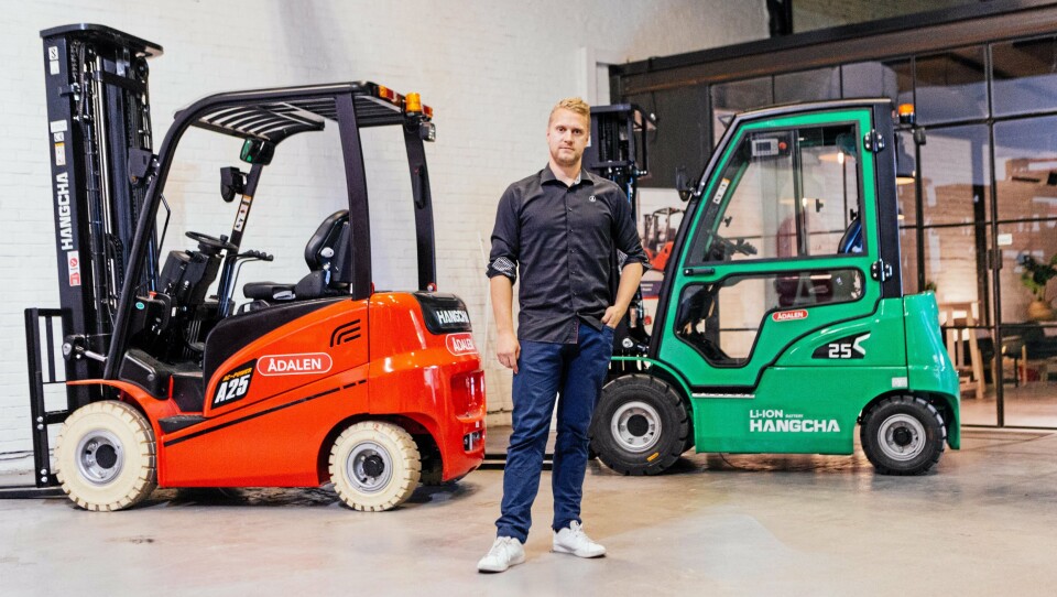 VALGET ER DITT: Daglig leder Ørjan Ådalen kan nå tilby Hangcha-trucker med litium-batteri (grønn), i tillegg til det brede utvalget av diesel- og blytbatteritrucker.
