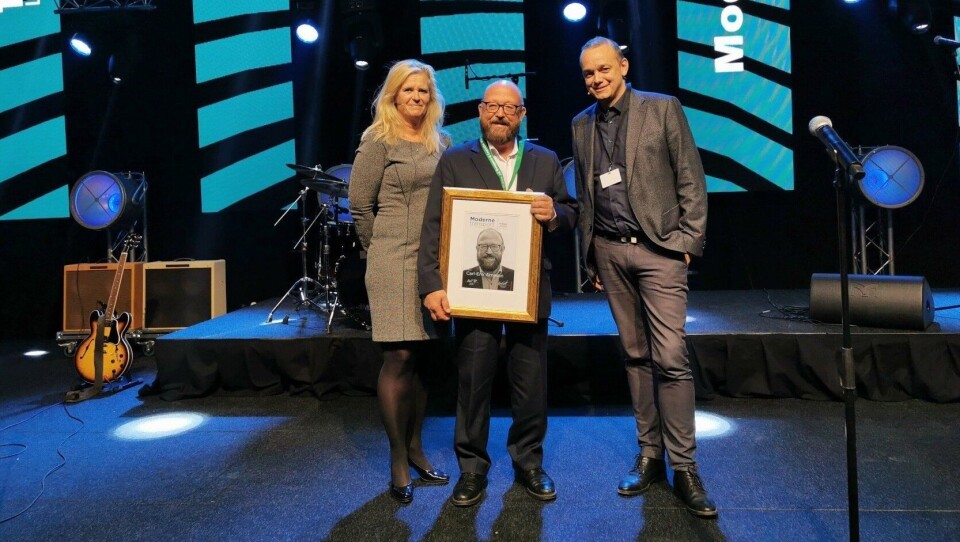 Carl-Erik Arnesen fikk Moderne Transport-prisen 2019. Prisen ble delt ut under Transport & Logistikk i Lillestrøm torsdag kveld. Til venstre juryleder Eirill Bø, og til høyre redaktør i Moderne Transport, Øyvind Ludt.