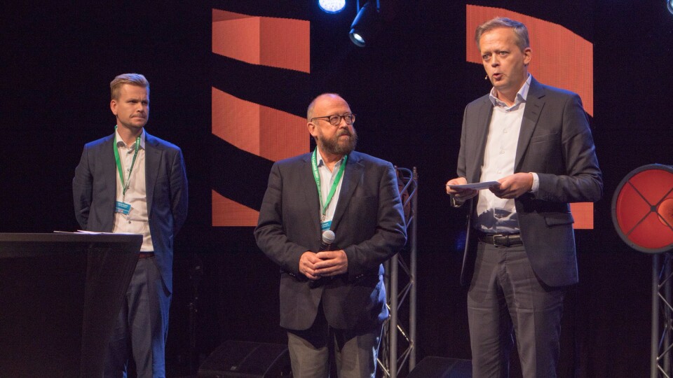 Prisen ble delt ut av DB Schenkers administrerende direktør Knut Eriksmoen (til venstre) til styreleder i Hav Line Carl-Erik Arnesen og nyansatt administrerende direktør Kristian Haugland (til venstre.)
