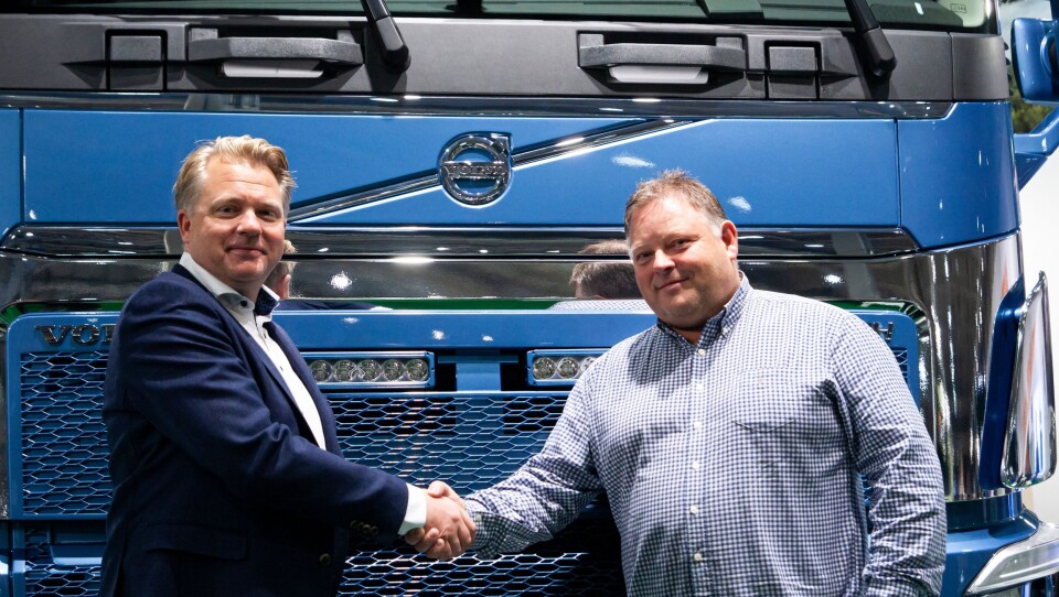 Kim Christensen, key account manager i Volvo Norge (t.v.) og Runar Bakken, daglig leder i Bama Logistikk AS ristet hender på Transport & Logistikk. Avtalen som ble inngått, var på 30 Volvo I-Save.