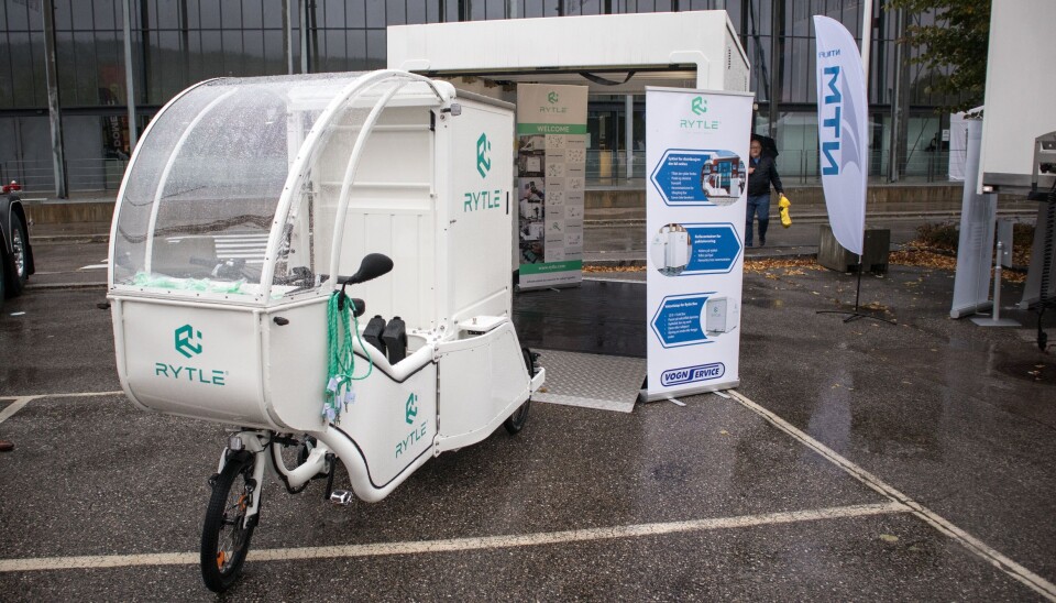 Kombinasjonen elsykkel, boks og hub er en smart og grønn logistikkløsning for byer, mener Rytle og Vogn-Service. Huben i bakgrunnen har plass til ni vogner.