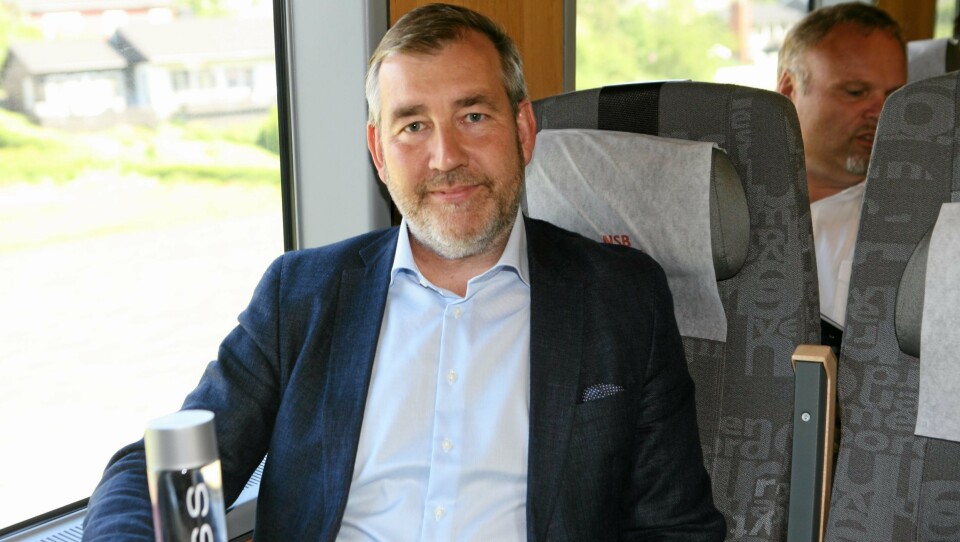 Kjell Ivar Maudal går fra tog til fly. Her på vei til åpningen av sidesporet på Voss Water i 2017. Foto: Per Dagfinn Wolden
