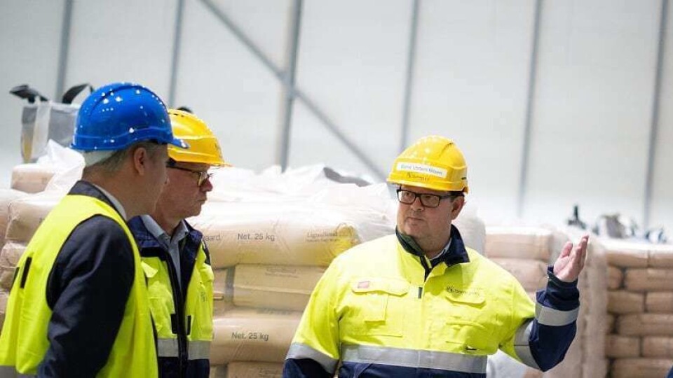 Logistikkdirektør Børre Ulstein Nilsen (t.h.) viser rundt på nye ligninlager til Borregaard på Øraterminalen, da den offisielle åpningen nylig fant sted. Logistikkdirektør Børre Ulstein Nilsen (t.h.) viser rundt på nye ligninlager til Borregaard på Øraterminalen, da den offisielle åpningen nylig fant sted.