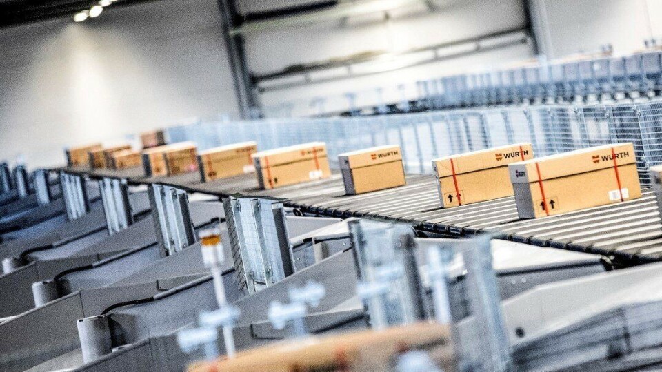 Her produseres skreddersydde pakker for e-handel på løpende bånd. Her produseres skreddersydde pakker for e-handel på løpende bånd.