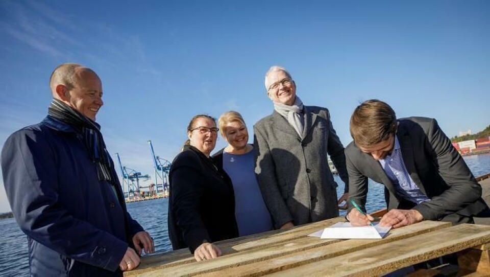 Avtalesignering. Fra v. havnedirektør Ingvar Mathisen i Oslo Havn, Liv Monica Stubholt – styreleder Fortum Oslo Varme, Marthe Scharning Lund – byråd for næring og eierskap, Oslo kommune, Roger Schjerva – styreleder Oslo Havn og Eirik F Tandberg – administrerende direktør i Fortum Oslo Varme. Foto: Oslo Havn. Avtalesignering. Fra v. havnedirektør Ingvar Mathisen i Oslo Havn, Liv Monica Stubholt – styreleder Fortum Oslo Varme, Marthe Scharning Lund – byråd for næring og eierskap, Oslo kommune, Roger Schjerva – styreleder Oslo Havn og Eirik F Tandberg – administrerende direktør i Fortum Oslo Varme. Foto: Oslo Havn.