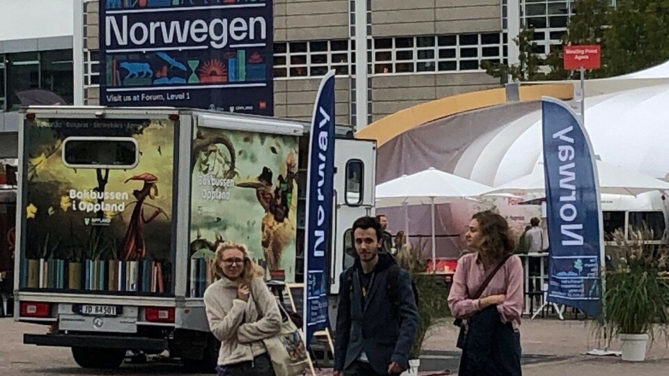 Bokbussen i Oppland har fått en strategisk plassering midt på torget i messeområdet i Frankfurt.