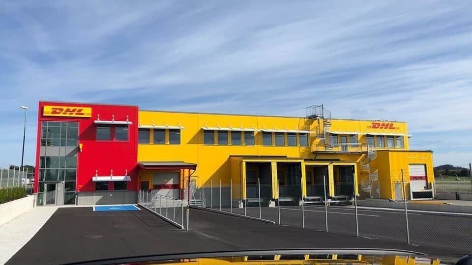 Den nye terminalen ligger helt inntil flystripa på Sola flyplass.
