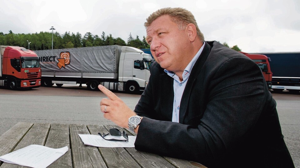 Geir A. Mo, adm. direktør i Norges Lastebileier-Forbund (NLF): - For oss er det transport som gjelder, og at våre medlemmer leverer de beste transportløsningene, noe som i de aller, aller fleste tilfeller involverer en lastebil. Men vi har også medlemsbedrifter som bruker varebiler, tog, fly og båt, sier «lastebilgeneralen» som også understreker at NLF arbeider beinhardt for å sikre gode vilkår for transportnæringen. – Vi skal levere konkurransedyktige norske transporttjenester i en tid med et sterkt økende transportbehov og en stadig sterkere internasjonal konkurranse, understreker Mo. Geir A. Mo, adm. direktør i Norges Lastebileier-Forbund (NLF): - For oss er det transport som gjelder, og at våre medlemmer leverer de beste transportløsningene, noe som i de aller, aller fleste tilfeller involverer en lastebil. Men vi har også medlemsbedrifter som bruker varebiler, tog, fly og båt, sier «lastebilgeneralen» som også understreker at NLF arbeider beinhardt for å sikre gode vilkår for transportnæringen. – Vi skal levere konkurransedyktige norske transporttjenester i en tid med et sterkt økende transportbehov og en stadig sterkere internasjonal konkurranse, understreker Mo.