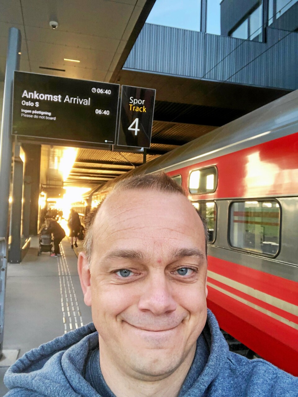 TRØTT: Vel framme i Trondheim etter litt dårlig søvn.
