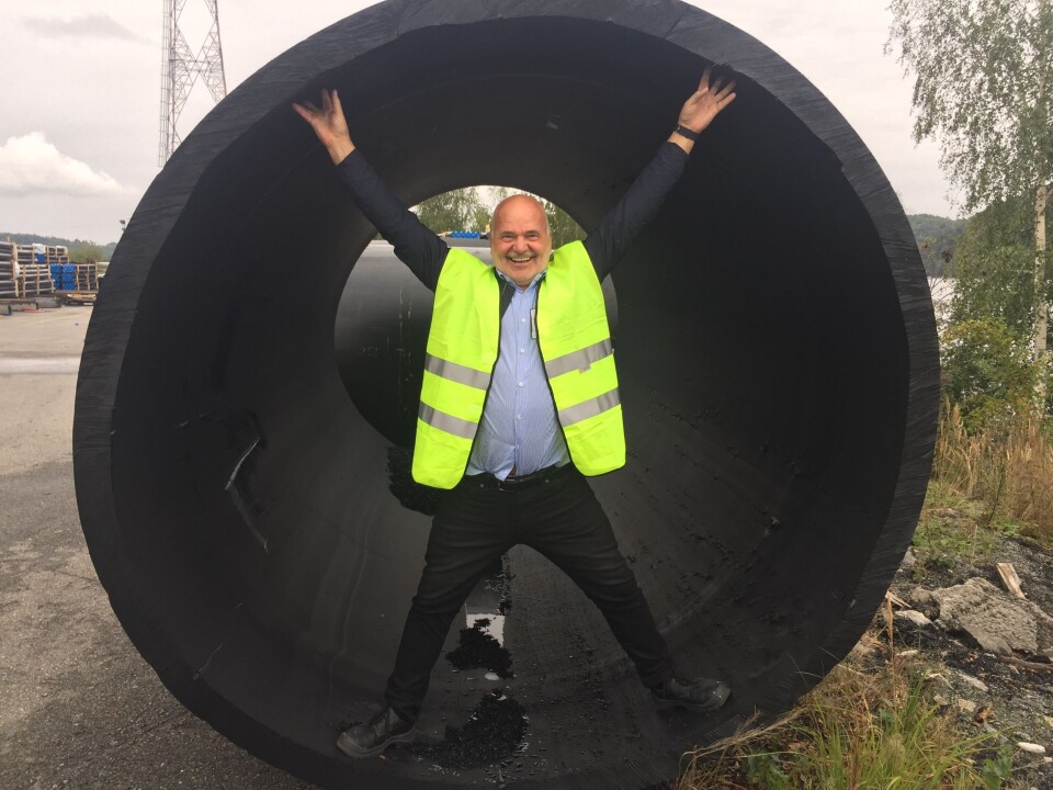 - En resirkulerbar sjøledning skal hente friskt og rent arktisk sjøvann til laksen på hele 160 meters dyp nede i Andfjorden og er 2,5 meter i diameter, forteller gründer og arbeidende styreleder, Roy Bernt Pettersen, i Andfjord Salmon.