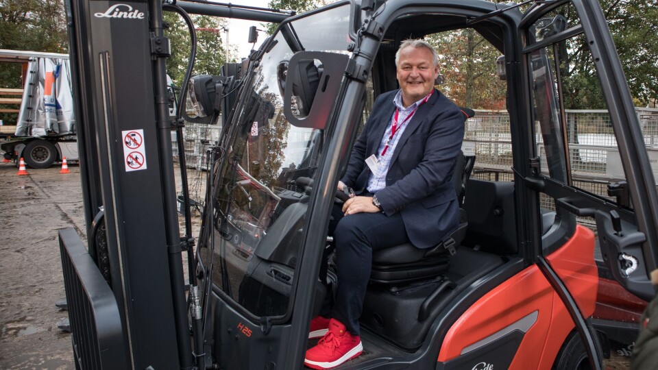 Salgsdirektør Per Erik Pedersen i Hesselberg Truck gleder seg som en unge til å selge den nye trucken i Norge. Salgsdirektør Per Erik Pedersen i Hesselberg Truck gleder seg som en unge til å selge den nye trucken i Norge.