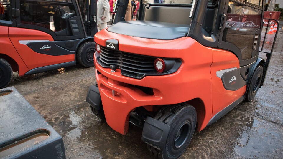 Linde fortsetter designsamarbeidet med Porsche, noe som vises på denne helstøpte bakparten.