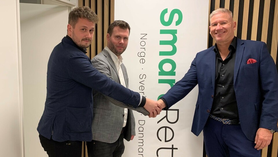 Gründerne av Linus Näsström (til venstre) og Andreas Lagerbäck selger sin virksomhet til SmartRetur og konsernsjef Søren Eriksen.