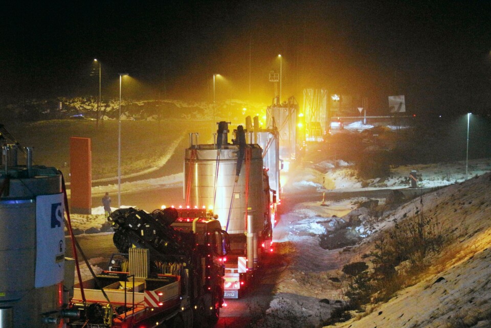 Lang, lang rekke med spesialbiler og andre involverte kjøretøy på veien til Sarpsborg. Foto: Fosby AS