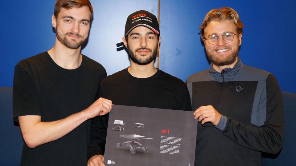 Semifinalistene Lars Svensen, Arvin Farahmand og Petter Sommerseth med arbeidsmauren «Ari».