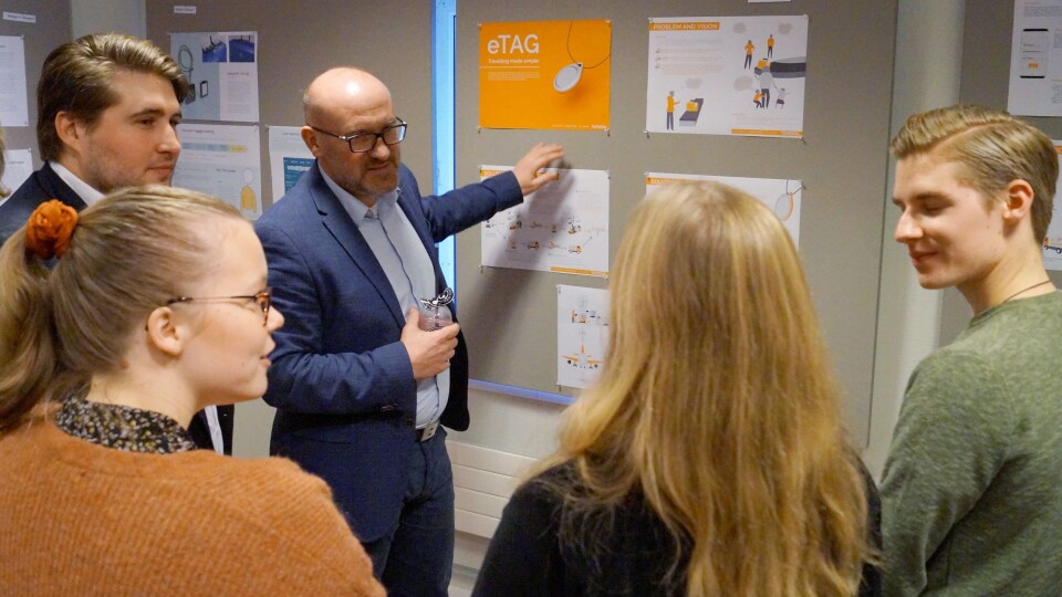 Idar Sørgjerd (Avinor) og Mathias Haeger (Toyota Material Handling) diskuterer fremtidens bagasjehåndtering med studentene på Industriell Design ved NTNU.