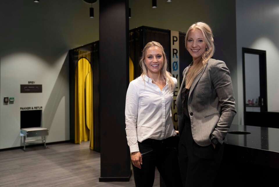 Stolte over åpningen av nytt pick-up-point på Ski Storsenter. Driftsleder for butikknettverket i PostNord, Alexandra Warelius (t.h.), og produktsjef for MyPack, May Helen Hansen Lundberg.