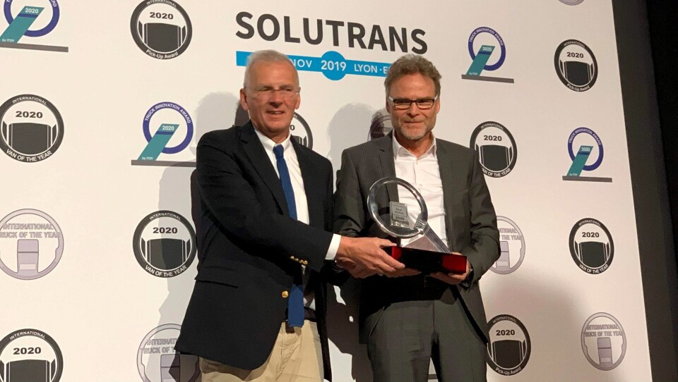 Juryformannen Gianenrico Griffini (t.v.) overrakte International Truck of the Year 2020-trofeet til Daimlers representant.