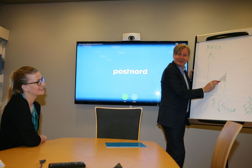 GOD INNFØRING: Victoria Rummelhoff får god innføring i transportøkonomi og strategier av Ole Andreas Hagen. Rummelhoff med dr. grad i økonomi ble ansatt som PostNords nye markedsanalytiker denne uken. Foto: Per Dagfinn Wolden GOD INNFØRING: Victoria Rummelhoff får god innføring i transportøkonomi og strategier av Ole Andreas Hagen. Rummelhoff med dr. grad i økonomi ble ansatt som PostNords nye markedsanalytiker denne uken. Foto: Per Dagfinn Wolden
