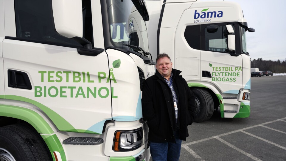 FOR TIDLIG: Runar Bakken har kjørt bioetanol og biogass et halvt år, men har konkludert med at det er for tidlig å bytte flere biler til dette.