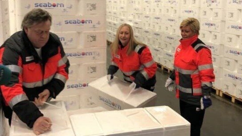 Fiskekasser lastes på pall av fra venstre fiskeri- og sjømatminister Harald T. Nesvik, leder av Sjømatrådet Renate Nilsen, og finansminister Siv Jensen