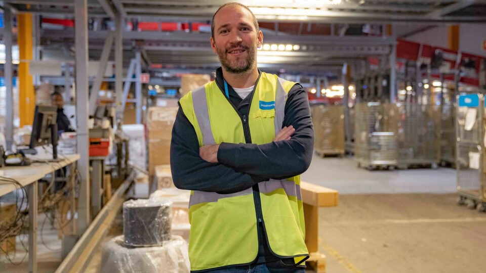 Regionsdirektør Frank Uzlastiran er svært fornøyd med tingenes tilstand og skryter av den gode stemningen blant terminalansatte og sjåfører.