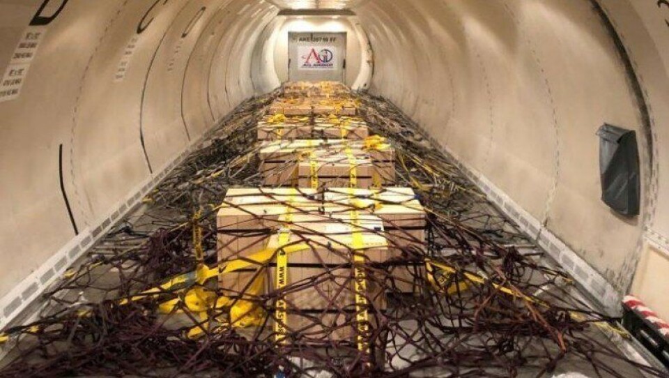 20 kasser med totalt 1000 gullbarrer om bord på et Boeing 737 lastefly.