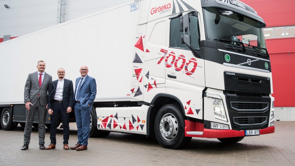 En overlevering av en Volvo FH markerte at Giretka Logistics nå har 7000 lastebiler. Fra venstre: Mindaugas Paulauskas (transportsjef hos Girteka Logistics), Jarkko Aine (adm. direktør hos Volvo Trucks Litauen) og  Kristian Kaas Mortensen (leder for strategiske partnerskap hos Girteka Logistics).